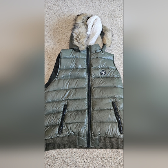 American Eagle Puff Vest - Picture 2 of 3